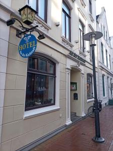 a sign for a hotel on the side of a building at Hotel An der Karlstadt in Bremerhaven