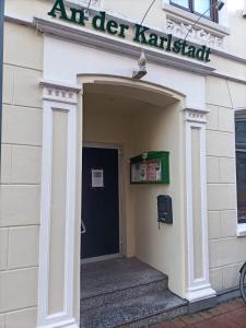 un panneau katalyst d'officier sur un bâtiment avec une porte dans l'établissement Hotel An der Karlstadt, à Bremerhaven