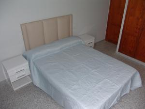 a bedroom with a bed with a blue comforter at ACOGEDOR Apto. 6 pax, TABLERO 1, cerca PLAYA DEL INGLES in El Tablero