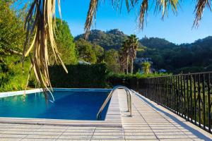 ein Pool mit einer Handschiene neben einem Zaun in der Unterkunft Casa do Valle in Sintra