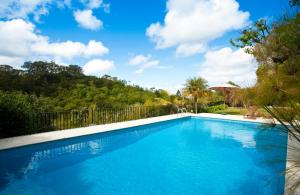 a large swimming pool with a blue sky at Casa do Valle in Sintra