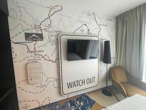 einen TV an der Wand in einem Zimmer mit einer Karte in der Unterkunft Czarna Góra Biała Perła EnergyApart in Heudorf