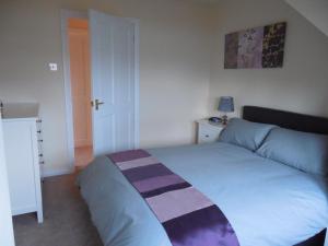 A bed or beds in a room at Robin's Rest 