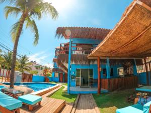 Una villa con piscina y un complejo turístico. en Pousada Casa Nui - Porto de Galinhas by Concavus, en Porto de Galinhas