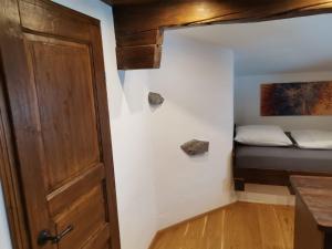 a small room with a bed and a door at Bonapart in Stumm
