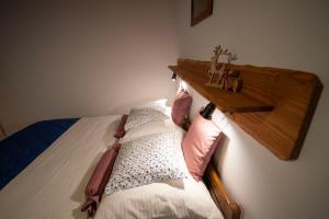 Łóżko lub łóżka w pokoju w obiekcie Apartmán Stodola1 Harrachov