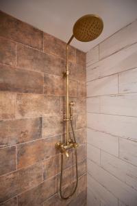 um chuveiro na casa de banho com uma parede de tijolos em Stodola Harrachov em Harrachov