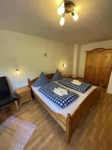 Letto o letti in una camera di Ferienwohnungen Zechmeister