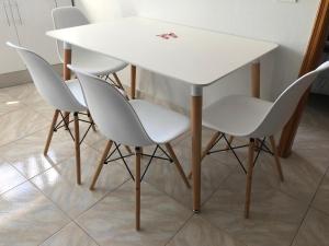een witte tafel met vier stoelen eromheen bij EXCELENTE Apto. 6 pax, TABLERO 12, cerca PLAYA DEL INGLES in El Tablero