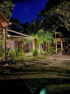uma vista exterior de uma casa à noite em Vila da Pousadinha na Ilha do Mel