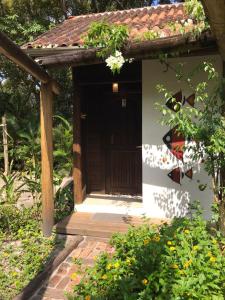 a entrance to a house with a wooden door at Vila da Pousadinha in Ilha do Mel