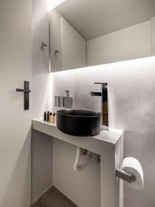 łazienka z czarną umywalką na ladzie w obiekcie Brand-New , Delux apt in Central Athens! w Atenach