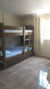 - une chambre avec 2 lits superposés dans une maison dans l'établissement Pousada Margareth, à Ilha do Mel