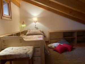 sypialnia z 2 łóżkami piętrowymi w pokoju w obiekcie Maison Francey w mieście Pré-Saint-Didier