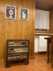 a room with an old record player in a room at Maison Francey in Pré-Saint-Didier