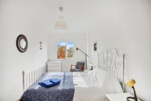 A bed or beds in a room at Cozy space in the heart of Corralejo