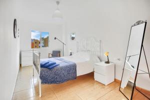 A bed or beds in a room at Cozy space in the heart of Corralejo