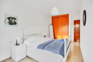 A bed or beds in a room at Cozy space in the heart of Corralejo