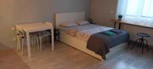 niewielka sypialnia z łóżkiem i stołem w obiekcie Apartament Be Happy Nr 2 w mieście Gdynia