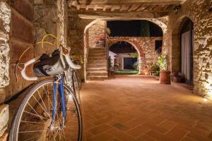 una bicicleta estacionada en un edificio de piedra con un pasillo en Rietine24 en Gaiole in Chianti