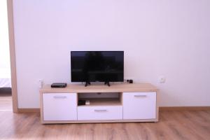 Televízia a/alebo spoločenská miestnosť v ubytovaní Apartman Darija