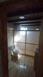 a bathroom with a toilet in a room at Casa en Jaureguiberry a 5 cuadras de la playa in Jaureguiberry