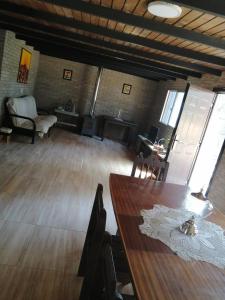 sala de estar con mesa y sofá en Casa en Jaureguiberry a 5 cuadras de la playa, en Jaureguiberry