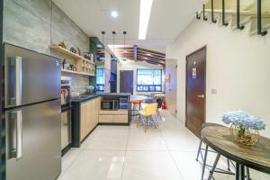 Cucina o angolo cottura di 幸福拾光二當家-台南安平包棟烤肉麻將民宿-依人數開放房型