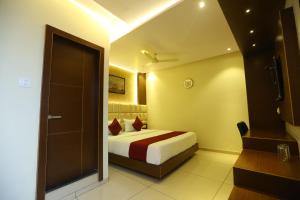 Ein Bett oder Betten in einem Zimmer der Unterkunft Hotel Hindustan Residency Thane