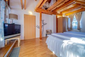 מיטה או מיטות בחדר ב-Apartment Riviera 502-19 Lipno Home