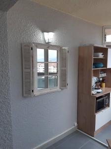 a kitchen with a window in a room at CLUB NAUTIC 3 in Empuriabrava +27 photos