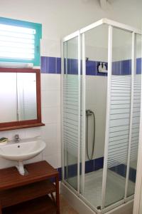 a bathroom with a shower and a sink at Maison charmante à Sainte-Rose, piscine. in Sainte-Rose