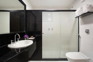 Um banheiro em Normandy Hotel