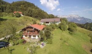 uma vista aérea de uma casa numa colina em Lehnhäusl Aschauer em Berchtesgaden