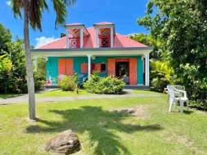 Taman di luar Maison cosy à Sainte-Rose avec piscine
