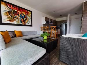 una sala de estar con un sofá y una mesa en vista al mar y alberca infinita aria ocean nvo vallarta, en Nuevo Vallarta 