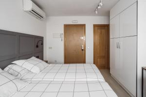 A bed or beds in a room at Exclusive Rooms in the Heart of the City Még 37 kép