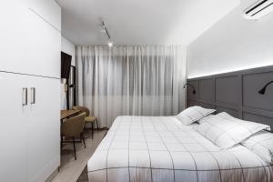 A bed or beds in a room at Exclusive Rooms in the Heart of the City