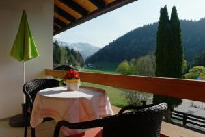 einen Tisch und Stühle auf einem Balkon mit Aussicht in der Unterkunft Gästehaus Meisl in Berchtesgaden