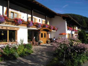 ein Gebäude mit Blumen davor in der Unterkunft Gästehaus Meisl in Berchtesgaden