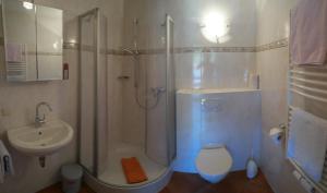 y baño con ducha, aseo y lavamanos. en Gästehaus Meisl, en Berchtesgaden
