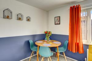 ソウザンにあるInspire Homes 2-Bed Sleeps 5 near Leamington & M40のテーブルと椅子のあるダイニングルーム