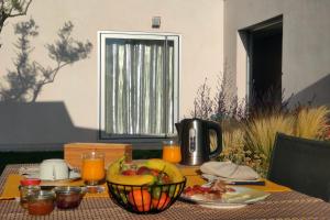 een tafel met een fruitschaal erop bij Carré de Lune in Villeneuve-lès-Avignon