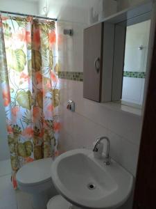 Phòng tắm tại Casa agradável em Camboriú com estacionamento no pátio +8 ảnh