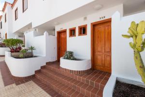 eine Treppe in einem Haus mit einem Kaktus in der Unterkunft Apartamentos El Beril Costa Adeje in Adeje