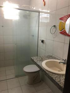 Uma casa de banho em CASA DE PRAIA EM LUÍS CORREIA