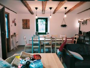 a living room with a table and a dining room at Villa Rosalía in Villanúa