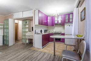  Кухня или мини-кухня в Standard Brusnika Apartment na Profsoyuznoy 