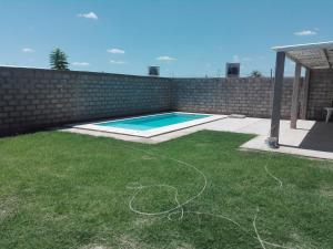Πισίνα στο ή κοντά στο CASA CON PILETA Y COCHERa