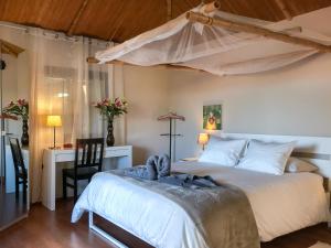 A bed or beds in a room at Villa Loft Jacuzzi Teleworking WIFI